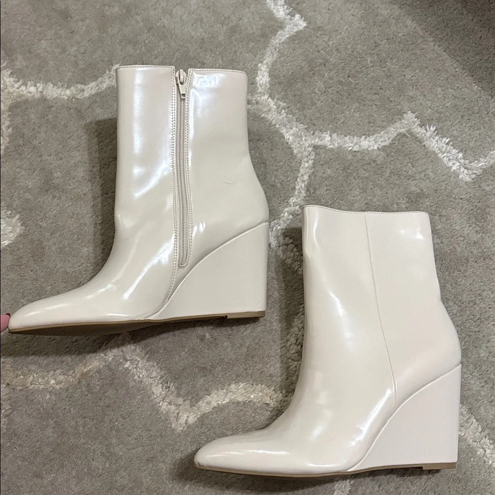 NWOT Dolce Vita Pascal ivory wedge heeled booties Size 7.5